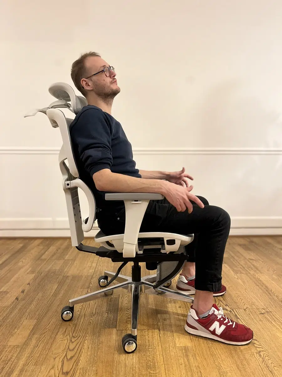 Photo de l'utilisateur en position assise sur la chaise de bureau ergonomique Kqueo Terrana en maille et mousse